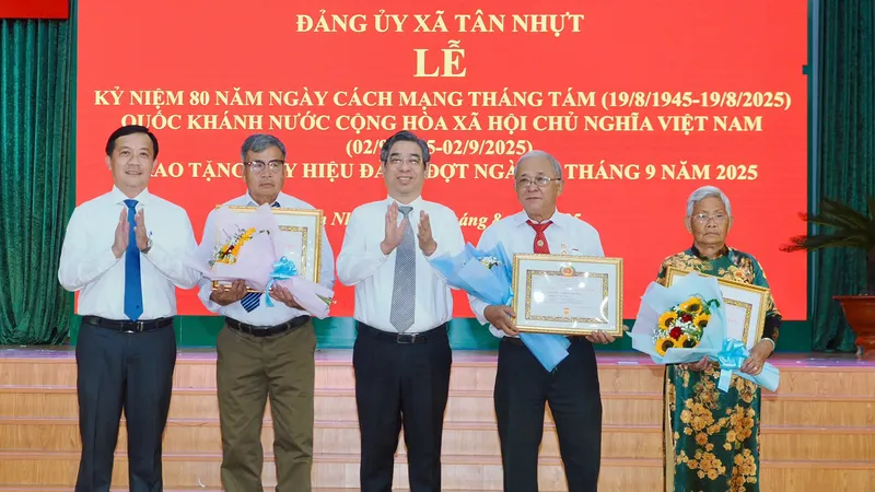 14 đảng viên Đảng bộ xã Tân Nhựt nhận Huy hiệu Đảng 