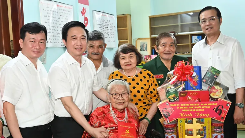 Lãnh đạo TPHCM thăm, tặng quà người có công tiêu biểu