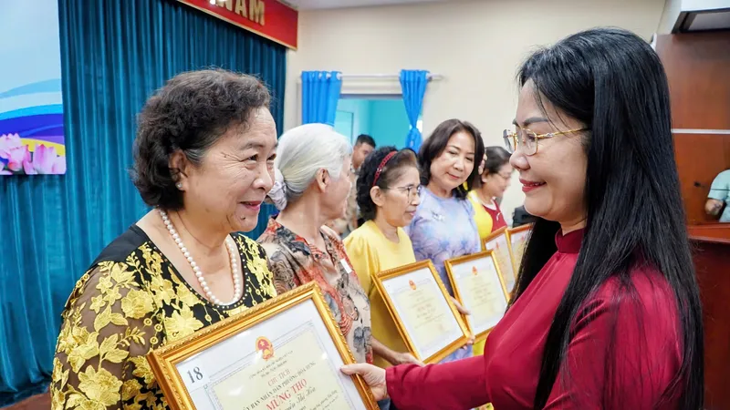 Phường Hòa Hưng (TPHCM) tổ chức chúc thọ 100 người cao tuổi
