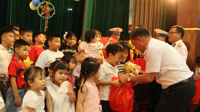 Vầng trăng nối liền biển đảo