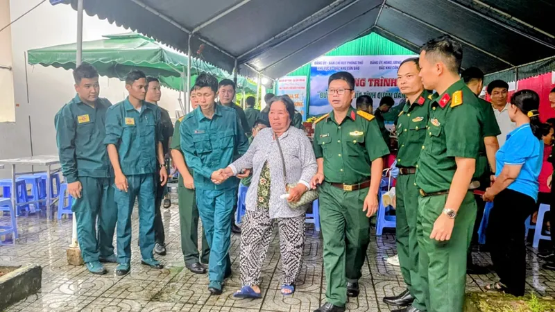 Tổ chức "Bữa cơm nghĩa tình quân dân" ở đặc khu Côn Đảo