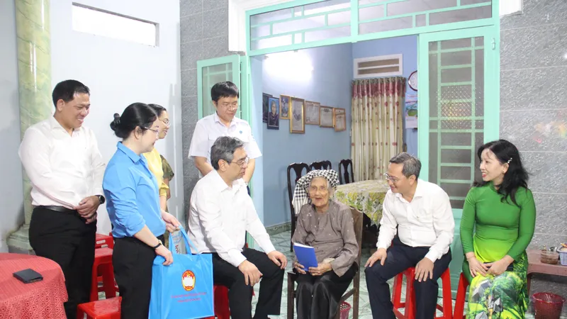 Lãnh đạo TPHCM thăm, tặng quà người có công tiêu biểu