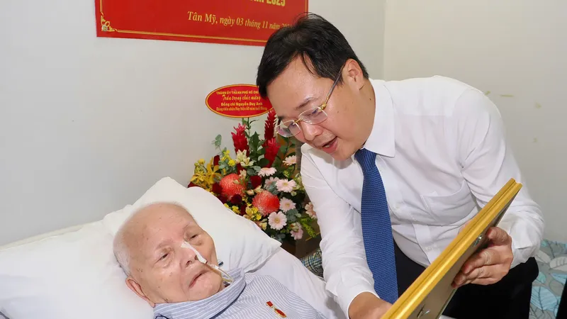 Đồng chí Lê Quốc Phong trao Huy hiệu 60 năm tuổi Đảng đến đồng chí Nguyễn Duy Anh 
