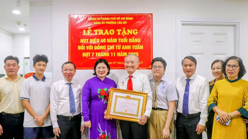 Phó Bí thư Thành ủy TPHCM Văn Thị Bạch Tuyết trao Huy hiệu Đảng đến đồng chí Từ Anh Tuấn 