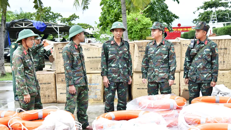 Bộ Tư lệnh TPHCM khẩn trương hỗ trợ Khánh Hòa vật tư cứu hộ