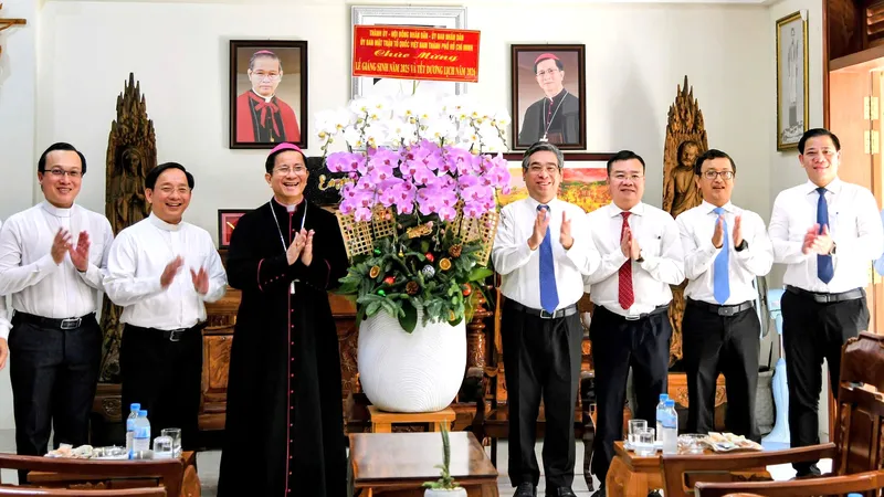 Lãnh đạo TPHCM thăm, chúc mừng Lễ Giáng sinh năm 2025