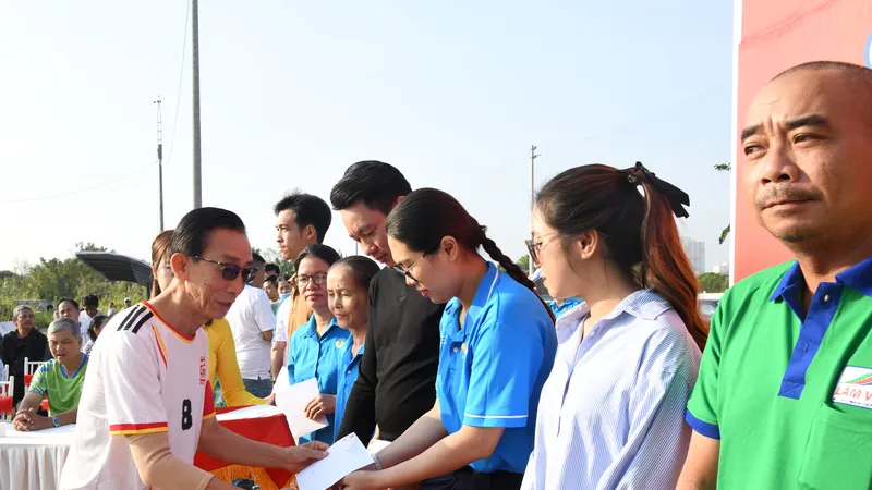 Phường Phú Thuận: Khai mạc giải bóng đá chăm lo Tết cho người dân