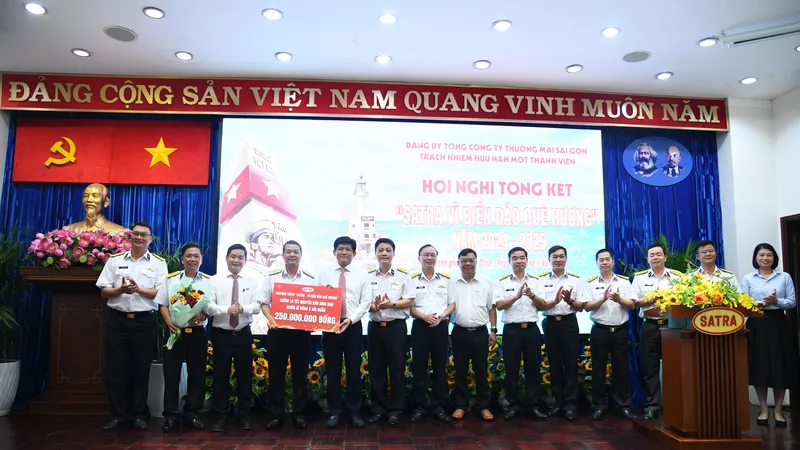 SATRA đồng hành chăm lo tết cho cán bộ, chiến sĩ Vùng 2 Hải quân