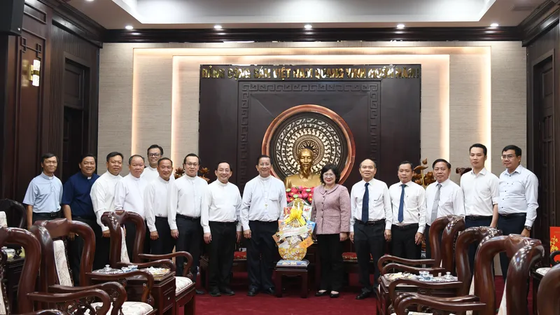Tòa Giám mục Phú Cường thăm, chúc tết Đảng bộ TPHCM