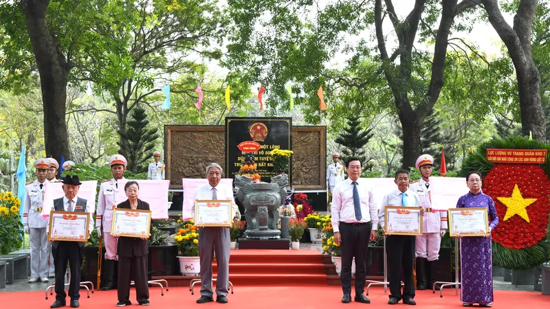 Trao Bằng "Tổ quốc ghi công" 49 liệt sĩ Biệt động Sài Gòn - Gia Định
