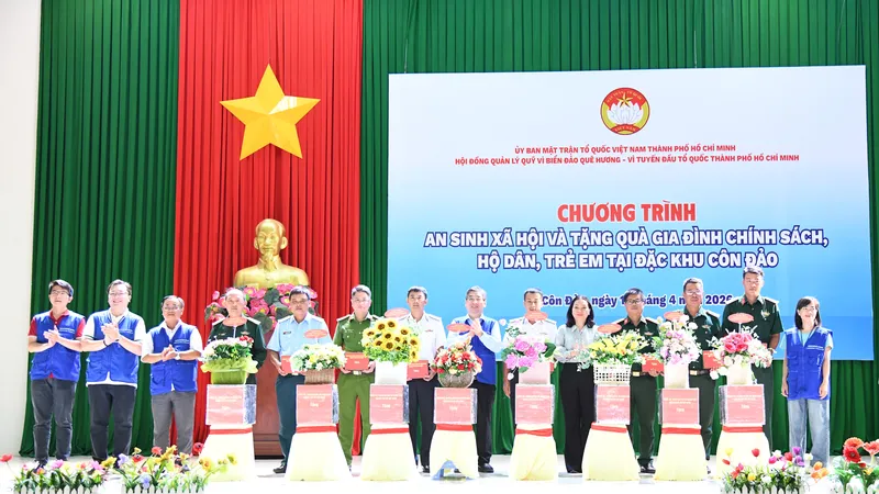 Nhiều chương trình an sinh xã hội, tặng quà cho chiến sĩ, ngư dân tại đặc khu Côn Đảo