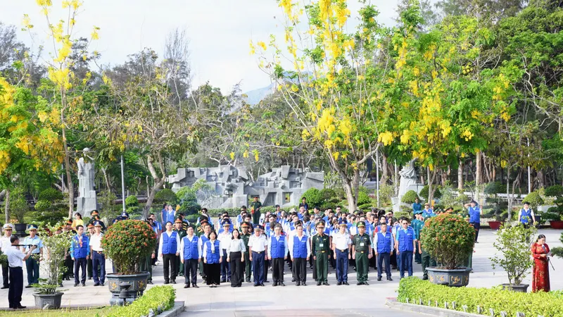 Lãnh đạo TPHCM dâng hương tưởng nhớ các Anh hùng liệt sĩ tại đặc khu Côn Đảo