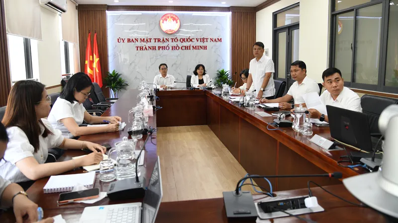 Hội nghị lắng nghe hướng dẫn công tác chuẩn bị tiếp xúc cử tri