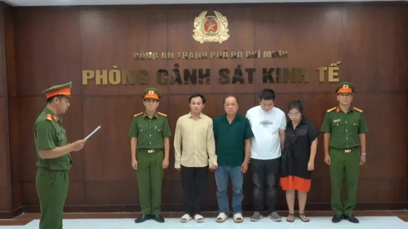 Triệt phá đường dây sản xuất giấm giả tại TPHCM