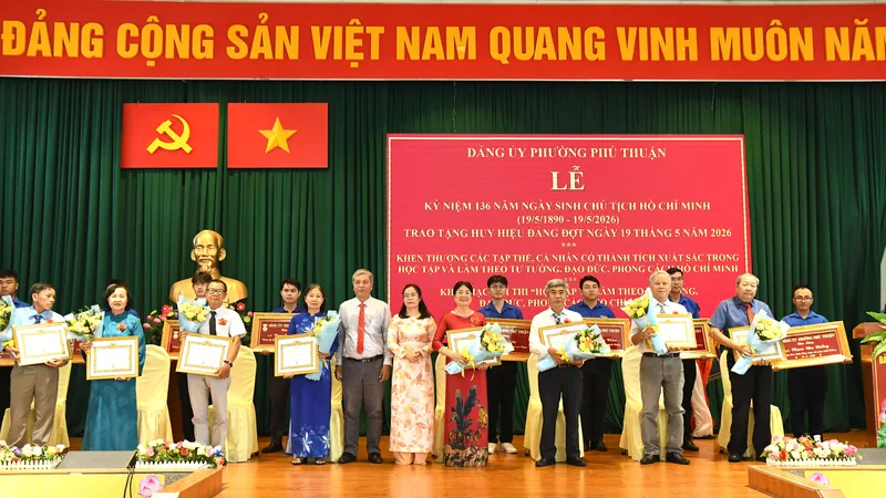 17 đảng viên phường Phú Thuận nhận Huy hiệu Đảng