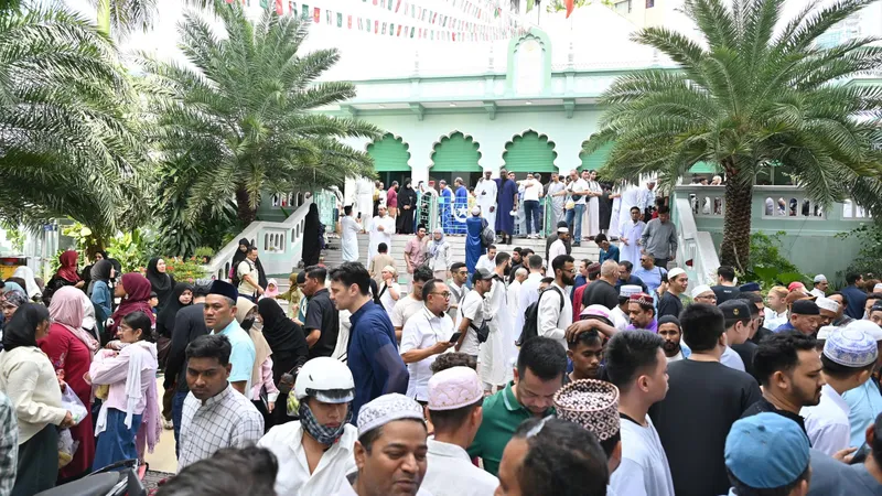 Rất đông các tín đồ Hồi giáo có mặt tại thánh đường Jamia Al-Musulman