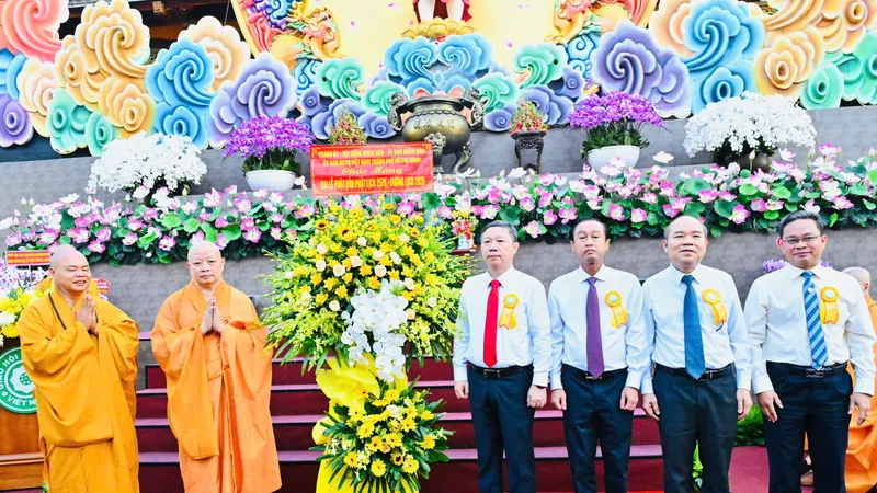 Trao hoa của Thành ủy - HĐND - UBND - Ủy ban MTTQ Việt Nam TPHCM mừng Đại lễ Phật đản. Ảnh: VIỆT DŨNG