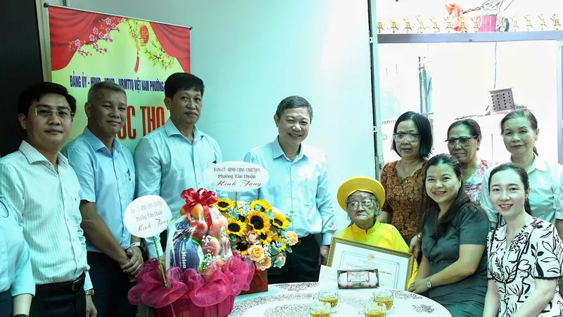Lãnh đạo TPHCM thăm, chúc thọ người cao tuổi tiêu biểu 