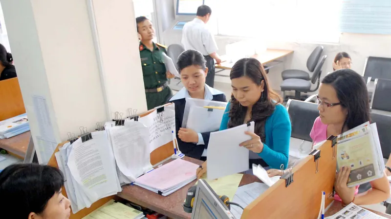 Các doanh nghiệp làm hồ sơ thuế tại Cục Thuế TPHCM. Ảnh: Cao Thăng
