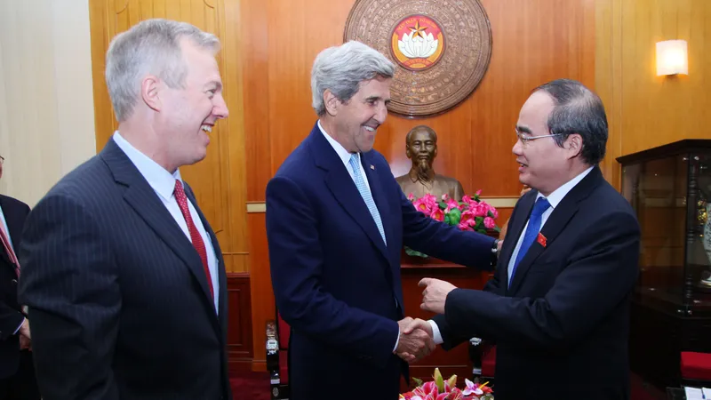 Bí thư Thành Ủy Nguyễn Thiện Nhân vui mừng gặp lại cựu Ngoại trưởng Hoa Kỳ ông John Kerry 