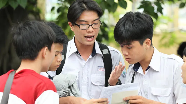 Thí sinh tại Hội đồng thi Trường Lương Văn Can, quận 8, TPHCM trao đổi sau khi thi môn Toán. Ảnh: HOÀNG HÙNG 