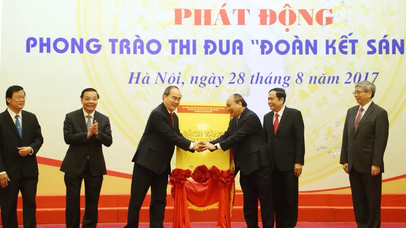 Thủ tướng Nguyễn Xuân Phúc và Bí thư Thành ủy TPHCM Nguyễn Thiện Nhân công bố Sách Vàng Sáng tạo 2017