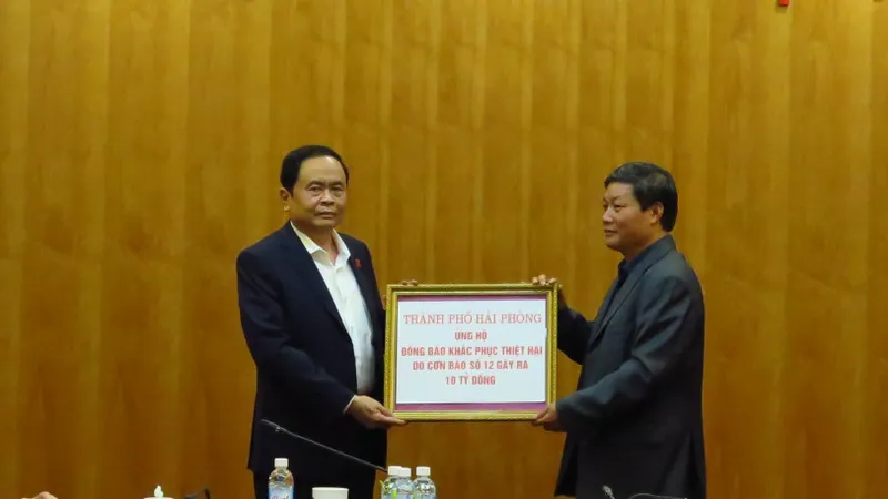 UBND TP Hải Phòng ủng hộ đồng bào bị thiên tai 10 tỷ đồng