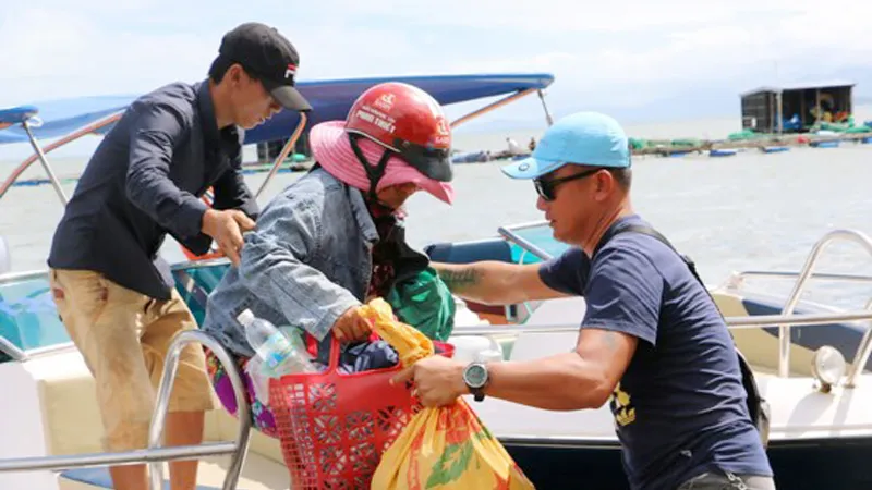 Một người dân bị kẹt trên đảo hoang được nhóm anh Luân tiếp cận và đưa vào bờ trưa 6-11