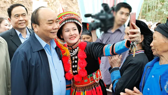 Dự ngày hội đại đoàn kết, Thủ tướng selfie cùng bà con người Dao ​