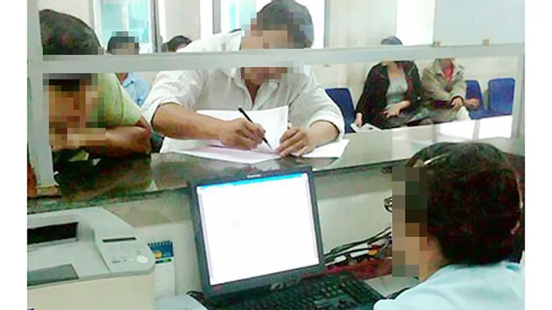 Doanh nghiệp làm thủ tục xuất nhập khẩu tại hải quan. Ảnh minh họa