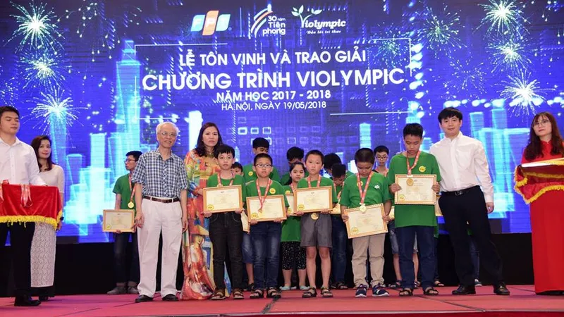 Trao giải cho các thí sinh đoạt giải