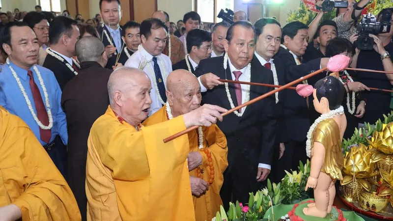 Phó Thủ tướng Thường trực Chính phủ Trương Hòa Bình cùng các đại biểu thực hiện nghi lễ tắm tượng Phật