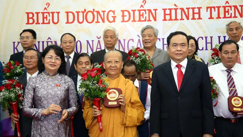 Phó Chủ tịch nước và Chủ tịch Ủy ban TƯ MTTQ Việt Nam chúc mừng các điển hình tiên tiến