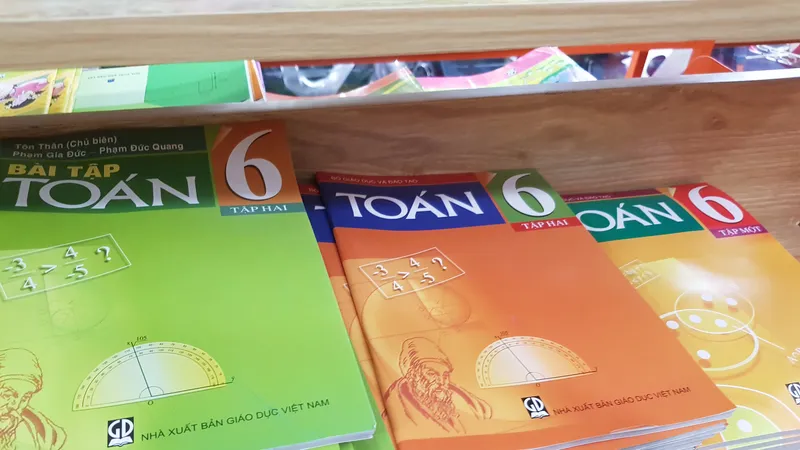 Nhiều ngày qua, phụ huynh khốn khổ vì lùng mua sách giáo khoa