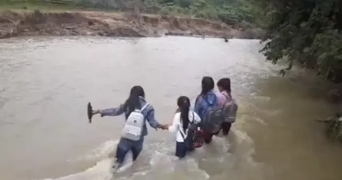Không tổ chức cho học sinh tham gia các hoạt động vui chơi, ngoại khóa trong thời gian lũ lụt