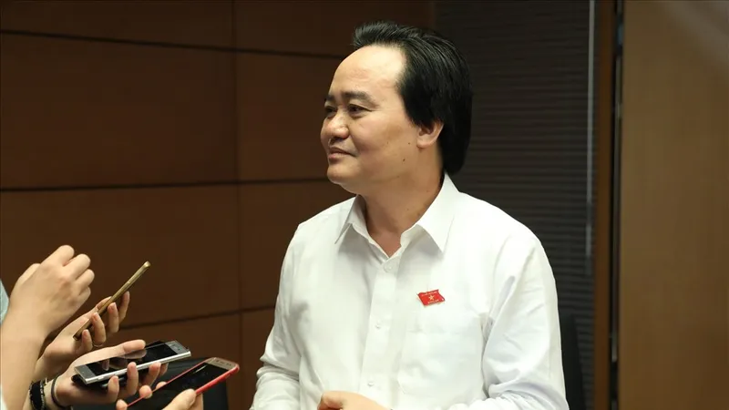 Bộ trưởng Phùng Xuân Nhạ trả lời bên hành lang Quốc hội