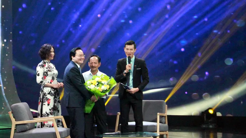 Bộ trưởng Bộ GD-ĐT Phùng Xuân Nhạ tặng hoa cho thầy Lưu Văn Hóa