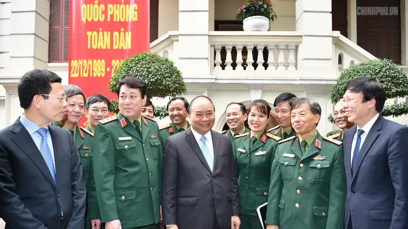 Thủ tướng thăm Báo Quân đội Nhân dân. Ảnh: VGP