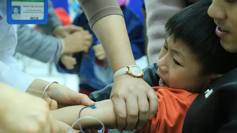 Học sinh sợ hãi xét nghiệm sán heo tại Bệnh viện Nhiệt đới trung ương ở Hà Nội