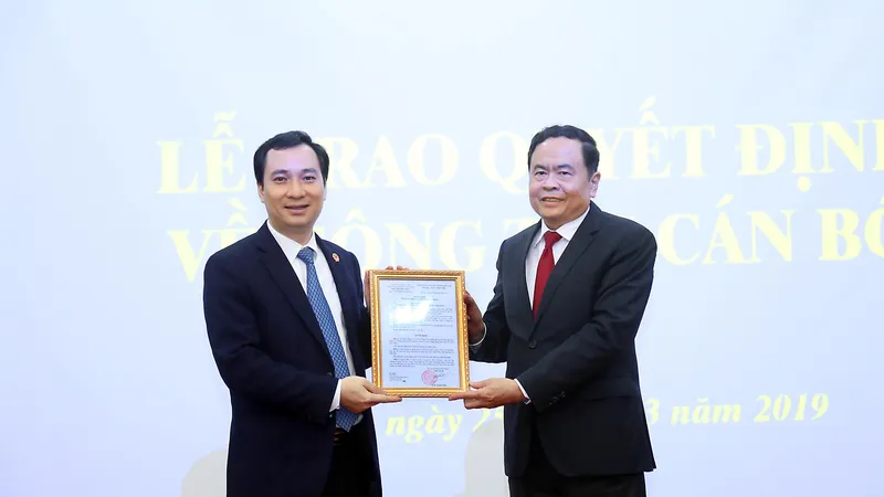 Đồng chí Trần Thanh Mẫn trao quyết định cho đồng chí Vũ Văn Tiến