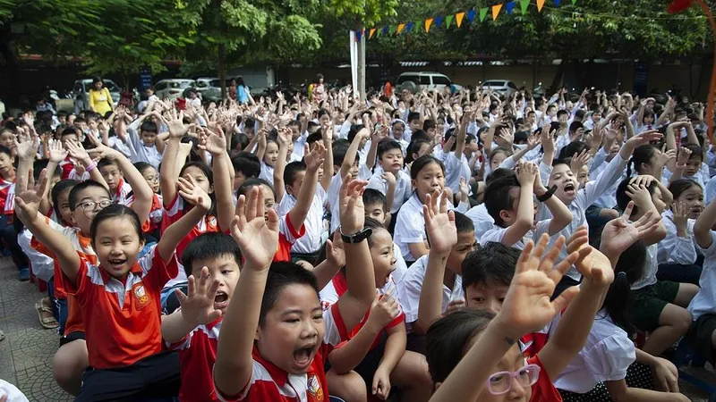 Các thi sinh hồ hởi dự thi giải toán, lý qua mạng