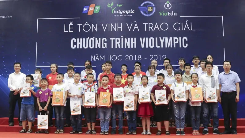 Trao giải cho các thí sinh đoạt giải