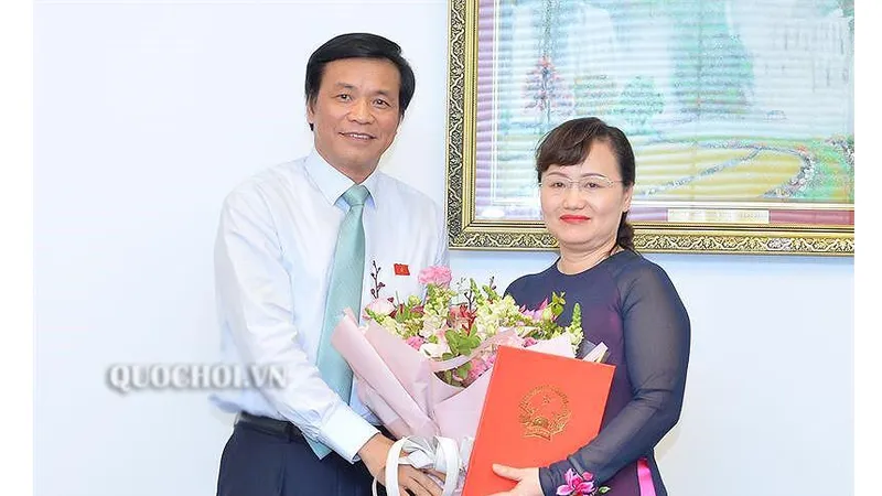 Chủ nhiệm Văn phòng Quốc hội Nguyễn Hạnh Phúc trao quyết định bổ nhiệm cho bà Phạm Thúy Chinh. Ảnh: QUOCHOI