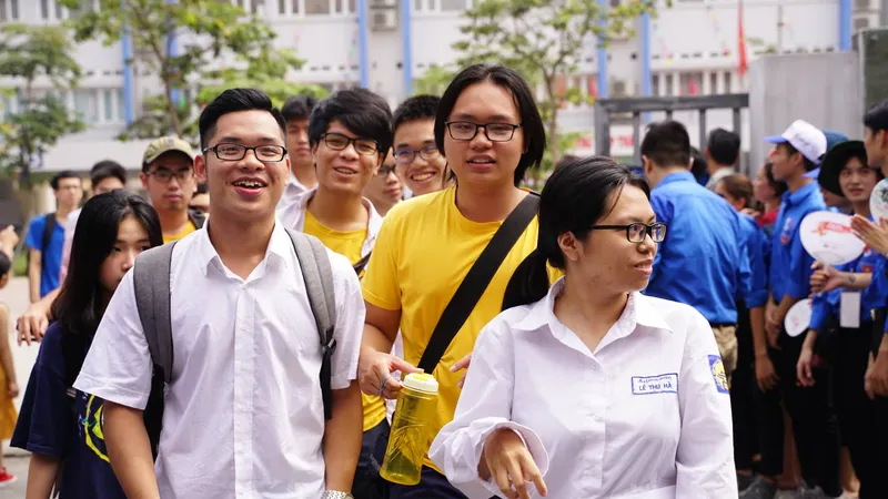 Thí sinh Hà Nội phấn khởi kết thúc thi môn tổ hợp Khoa học tự nhiên. Ảnh: ĐỖ TRUNG