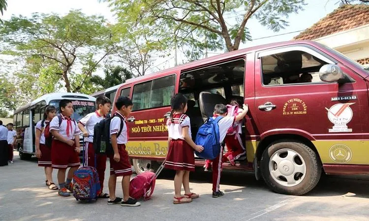 Học sinh đến trường bằng xe đưa đón