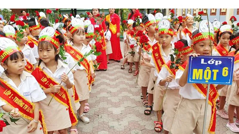 Học sinh lớp 1 háo hức vào năm học mới