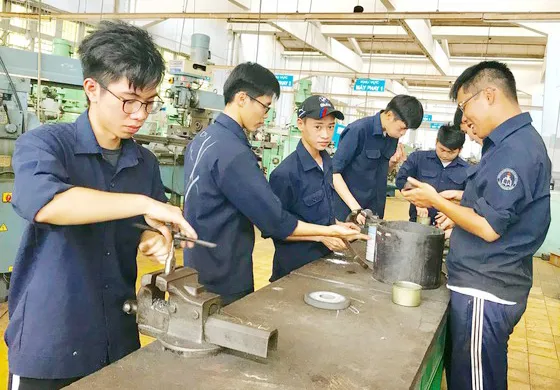 Sinh viên ngành Cơ khí Trường ĐH Sư phạm Kỹ thuật TPHCM trong giờ học thực hành