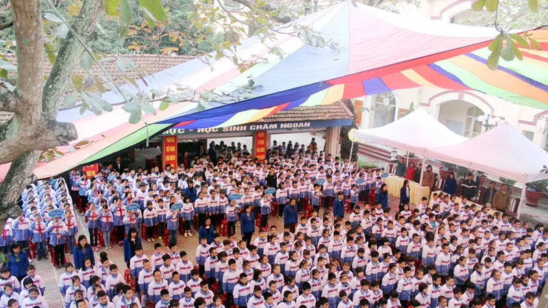 HS-SV tưởng niệm nạn nhân tử vong vì tai nạn giao thông trong lễ chào cờ ngày 11-11