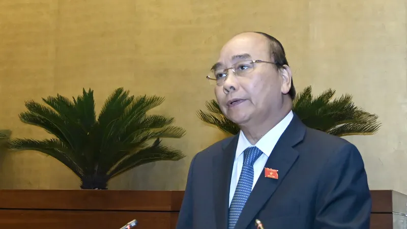 Thủ tướng Nguyễn Xuân Phúc trình bày báo cáo trước Quốc hội. Ảnh: VGP