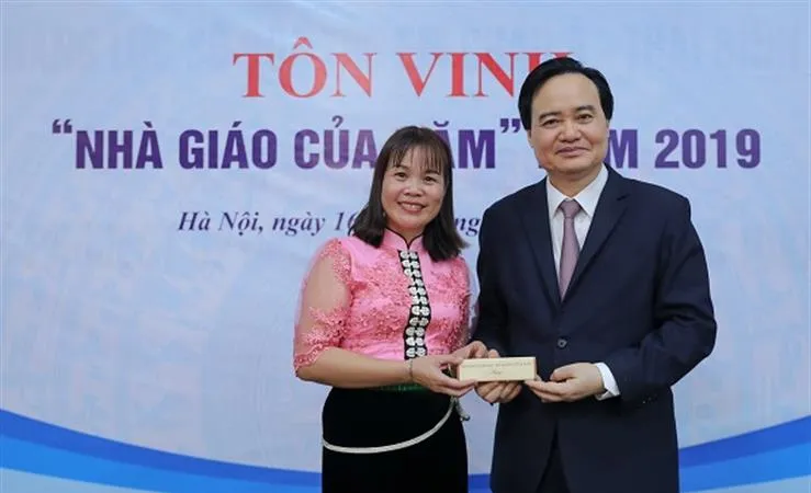 Bộ trưởng Bộ GD-ĐT tặng quà cho giáo viên tiêu biểu năm 2019